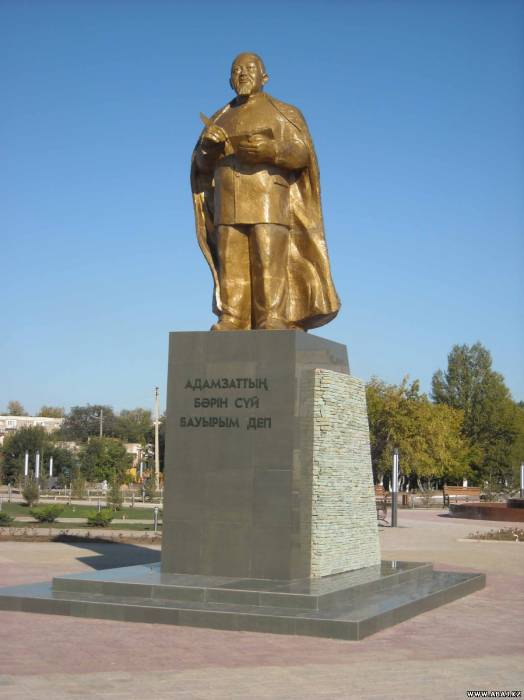Памятник Абаю в шахтерском городе Абай